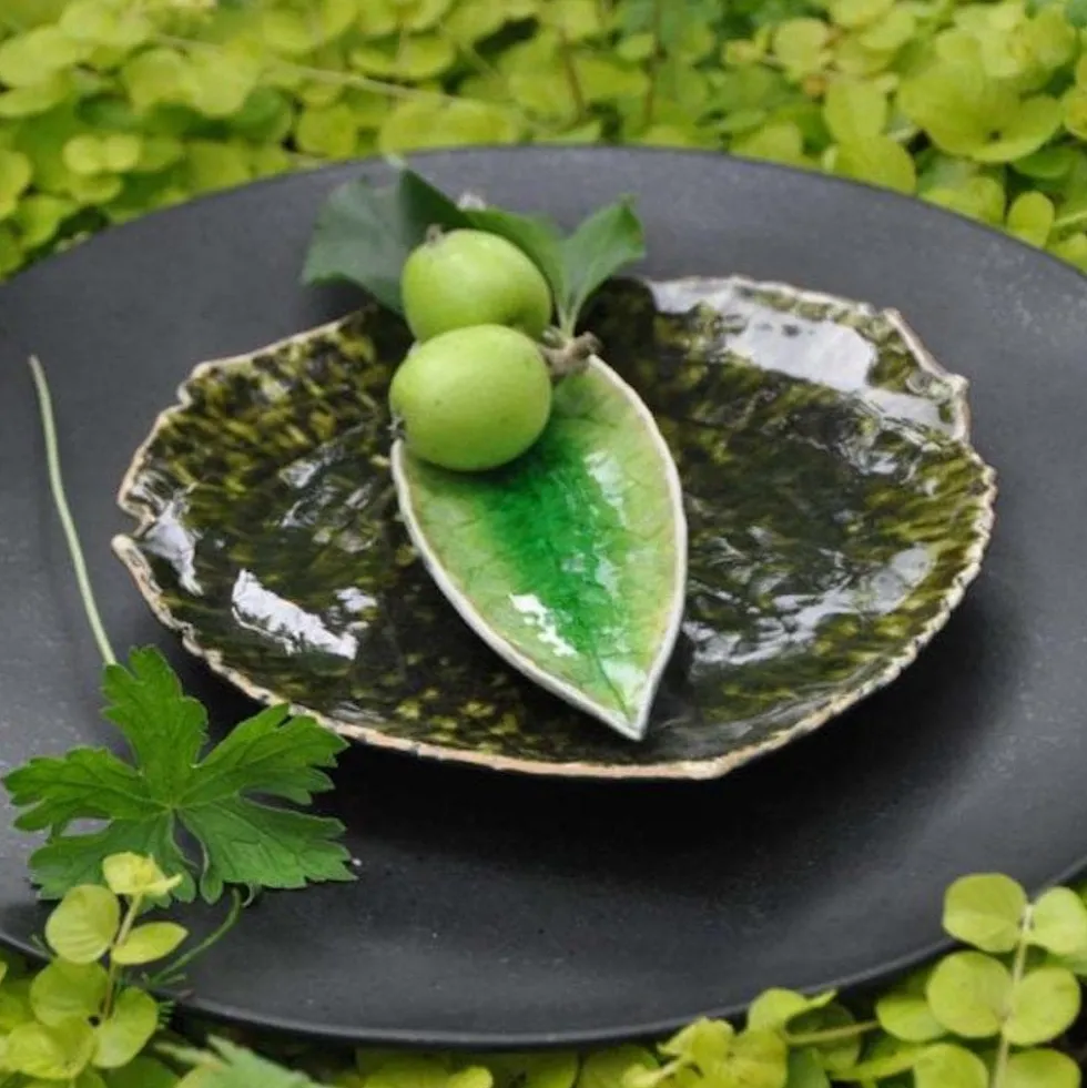 Assiette en grés "Alchemille" - Vert sombre