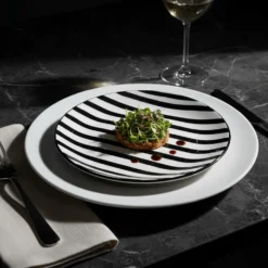 Assiette rayée "Costa Nova Mar" 20cm - Noir