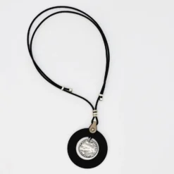 Collier coulissant en liège et métal martelé
