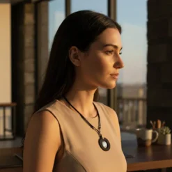 Collier coulissant en liège et métal martelé