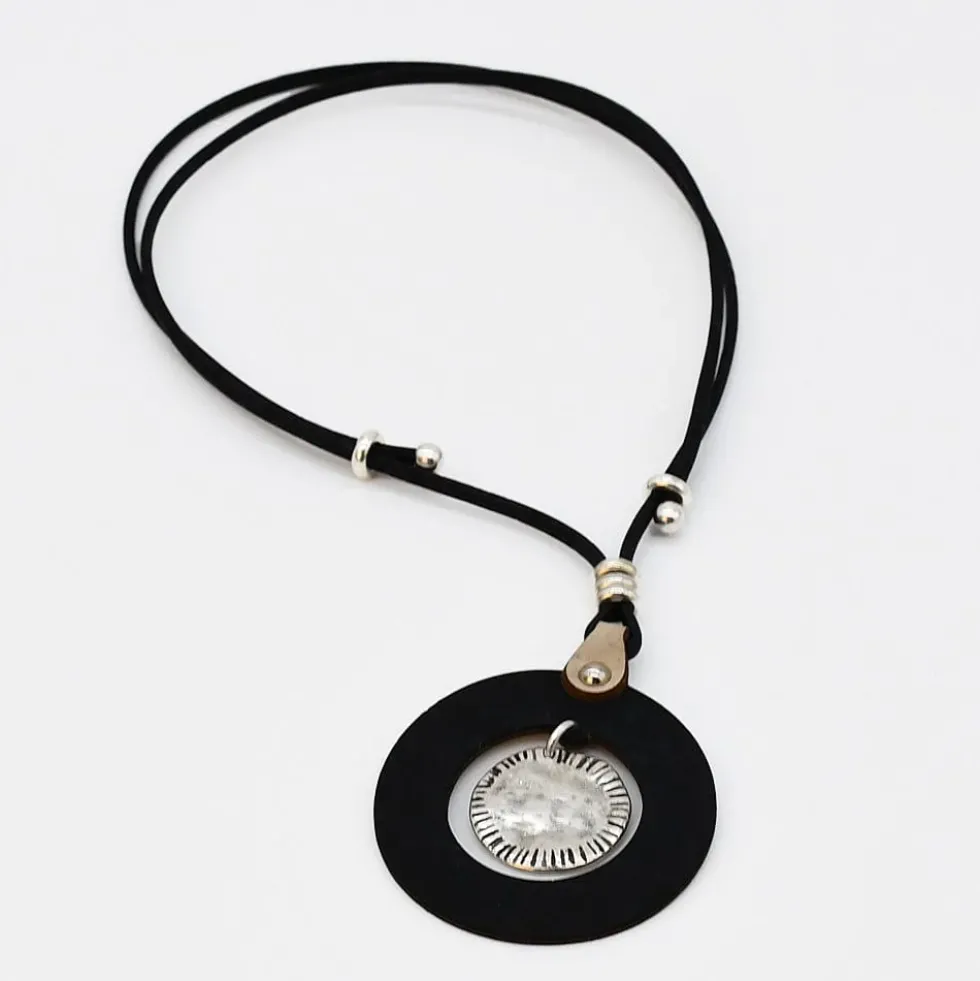 Collier coulissant en liège et métal martelé
