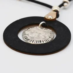 Collier coulissant en liège et métal martelé