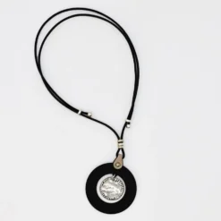 Collier coulissant en liège et métal martelé
