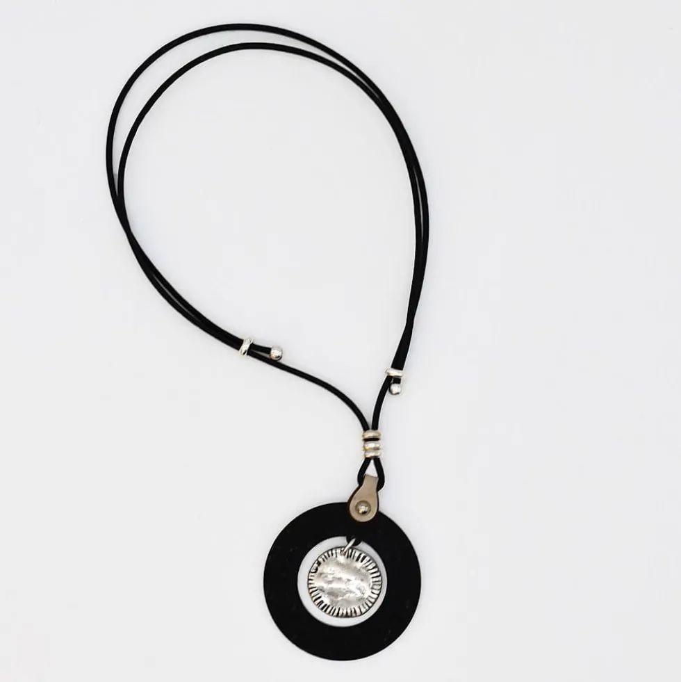 Collier coulissant en liège et métal martelé