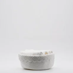 Panier en coton blanc à parements brodés et ses 3 essuie-mains