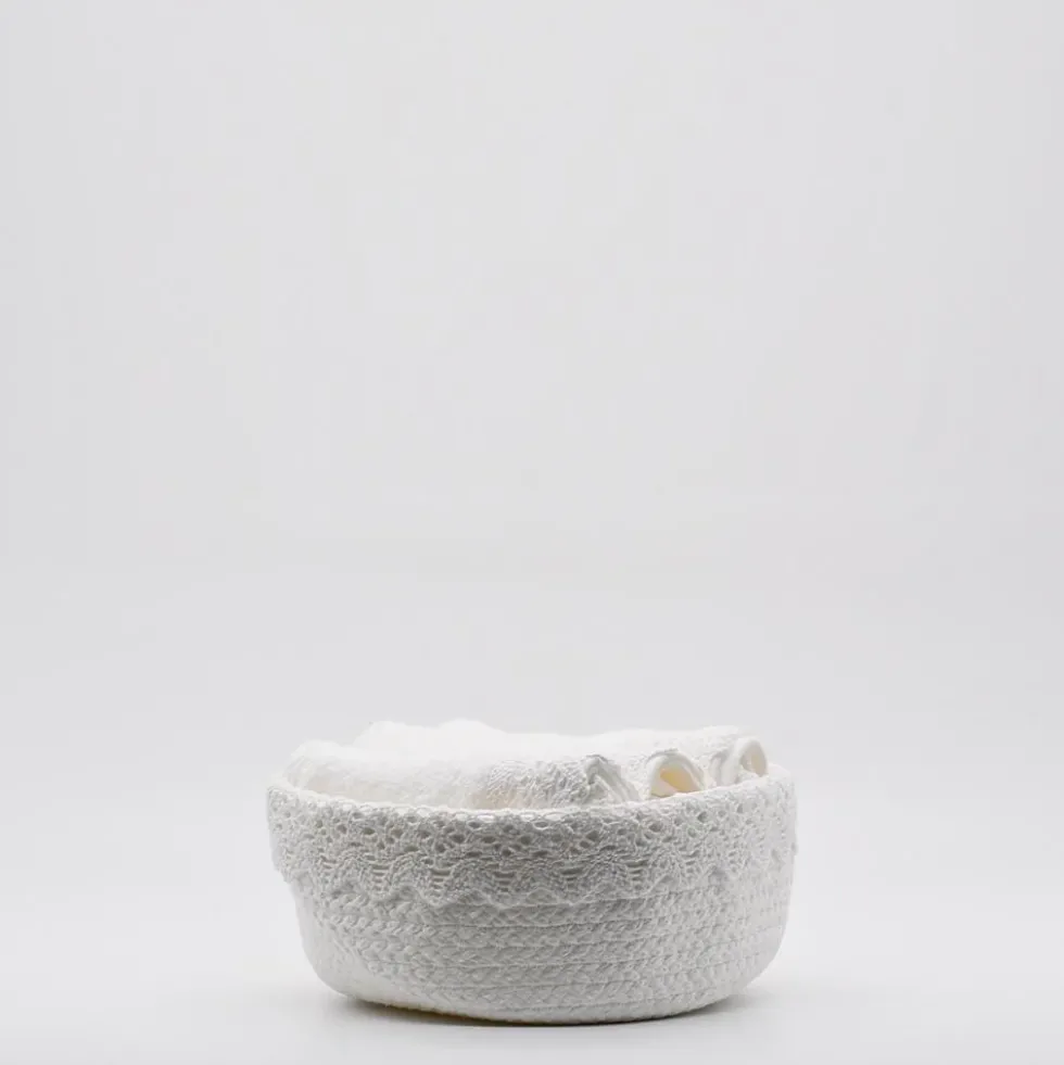 Panier en coton blanc à parements brodés et ses 3 essuie-mains