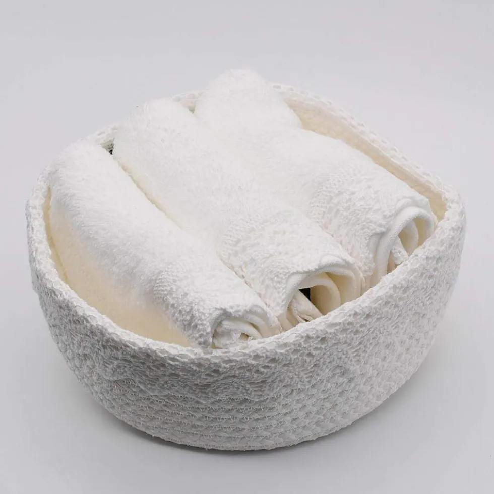 Panier en coton blanc à parements brodés et ses 3 essuie-mains