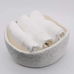 Panier en coton blanc à parements brodés