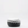 Panier en coton gris à parements brodés et ses 3 essuie-mains