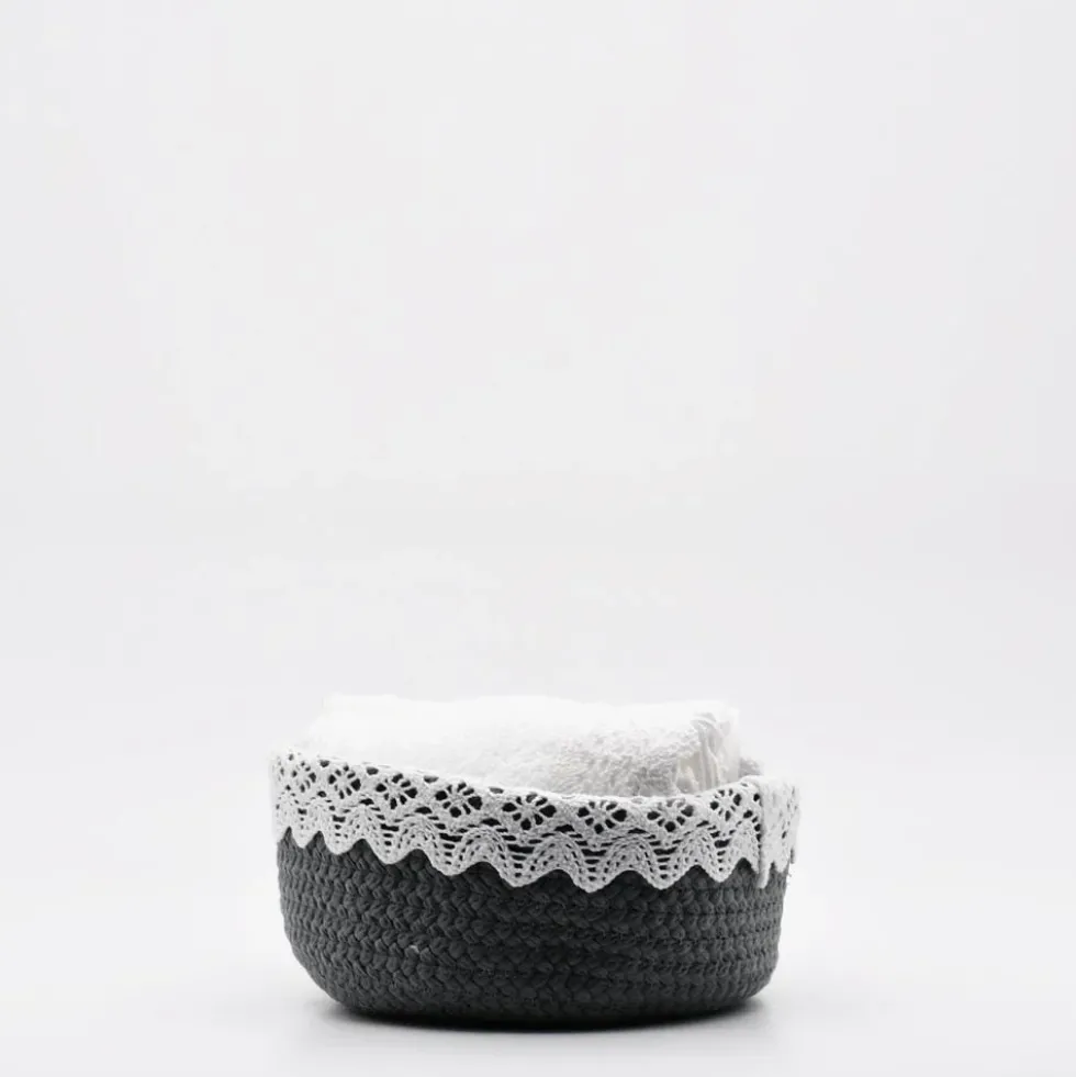Panier en coton gris à parements brodés et ses 3 essuie-mains