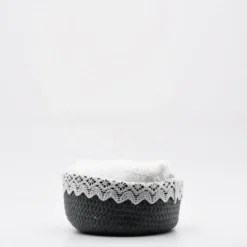 Panier en coton gris à parements brodés et ses 3 essuie-mains