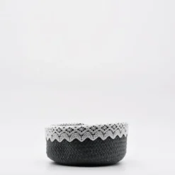 Panier en coton gris à parements brodés
