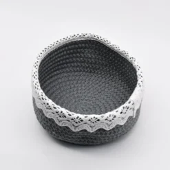 Panier en coton gris à parements brodés