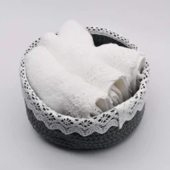Panier en coton gris à parements brodés
