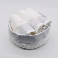 Panier en coton à parements gris et ses 3 essuie-mains