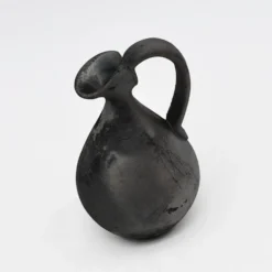 Petite carafe en terre cuite noire de Bisalhães