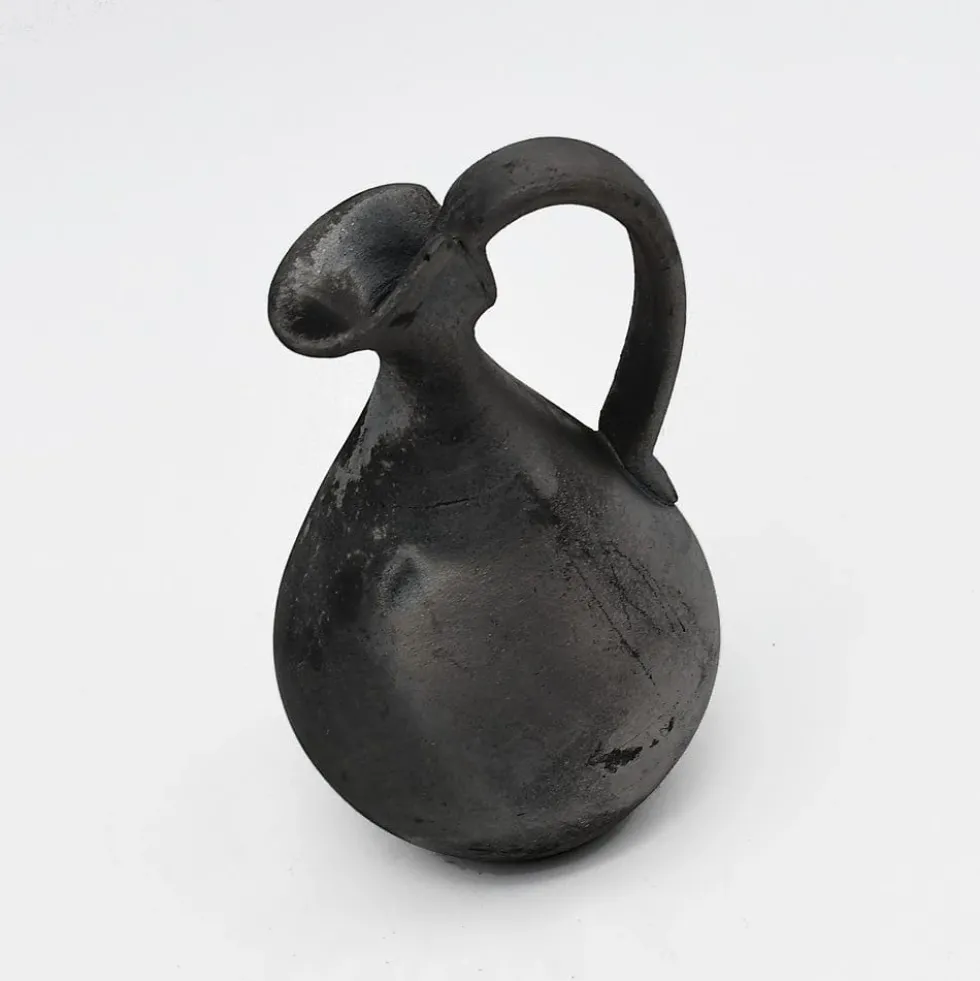 Petite carafe en terre cuite noire de Bisalhães