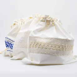 Sac pochette en lin brodé beige 40x40cm