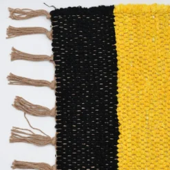 Tapis Artisanal rayé - Noir. jaune. beige