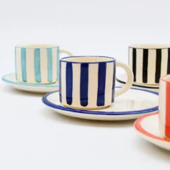 Tasse et sous-tasse rayés