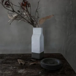 Vase en grès blanc